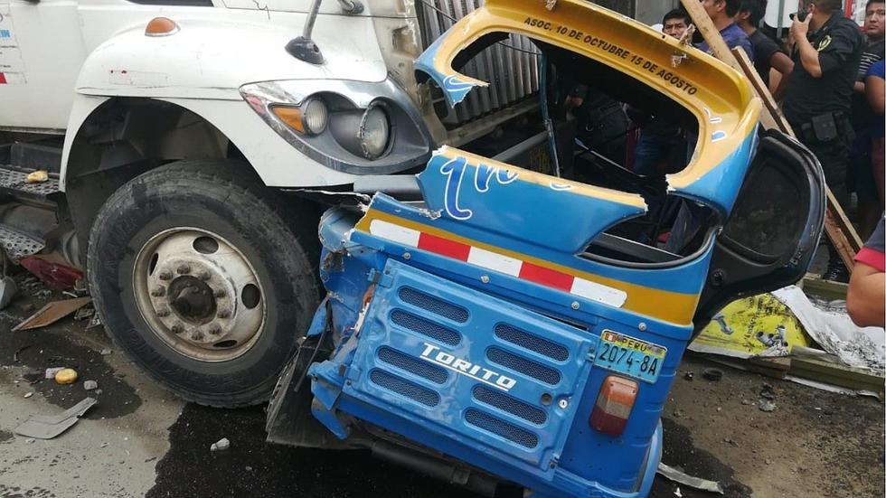 Hombre queda atrapado tras choque de camión de basura contra dos mototaxis y auto