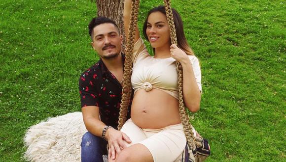 Modelo compartió en Instagram la primera foto de su bebé junto su esposo, el exfutbolista y motociclista Adolfo Carrasco. (Foto: @aidamartinezw)