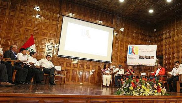 11 candidatos regionales firmaron acuerdos para luchar contra la pobreza en Arequipa