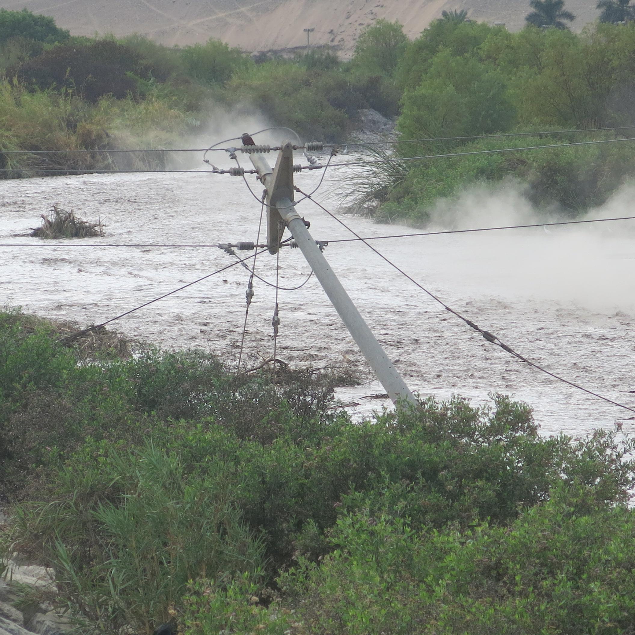 Postes de luz afectados por crecida de río