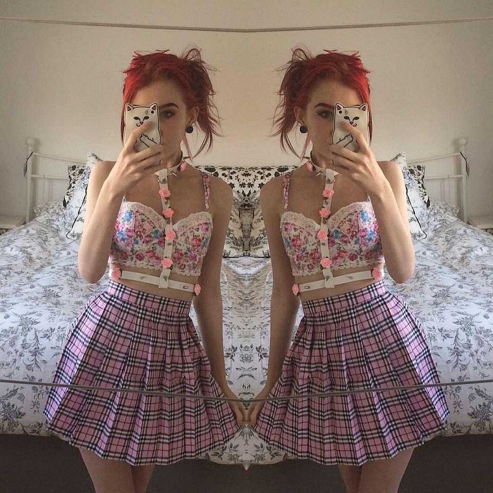 Esta adolescente esconde una terrible verdad bajo su falda ¿Te atreves a descubrirla? 