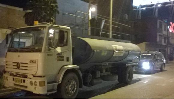 Trujillo: Camión cisterna con logo de Sedalib y del MVCS abastece de agua potable a pastelería (VIDEO) 