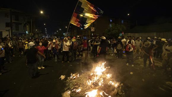 Manifestantes encienden una fogata durante una manifestación contra el gobierno de la presidenta peruana Dina Boluarte en Lima el 26 de enero de 2023. (Foto por Lucas AGUAYO / AFP)