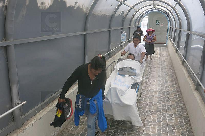 Joven es apuñalado con cuchillo por defender amigo