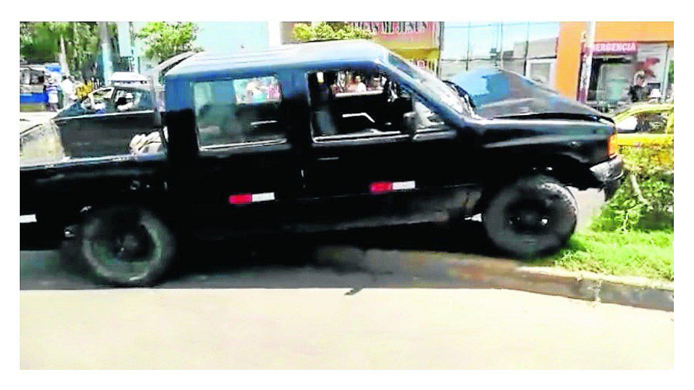 Conductor derriba un árbol y su vehículo queda sobre la berma (VIDEO) 