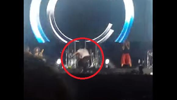 ​Enrique Iglesias cae aparatosamente durante concierto y fans ríen sin parar