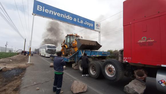Cruce la Joya fue obstruido y decenas de vehículos quedaron varados| Foto: Yorch Huamaní