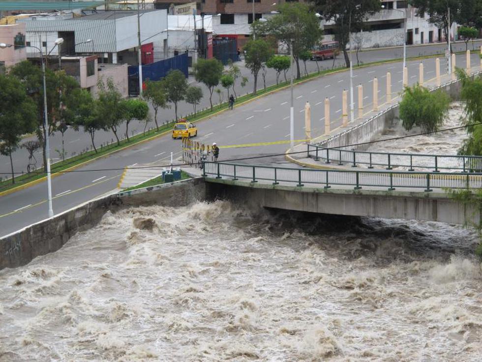 Río Chili a punto de rebasar su cauce en avenida La Marina