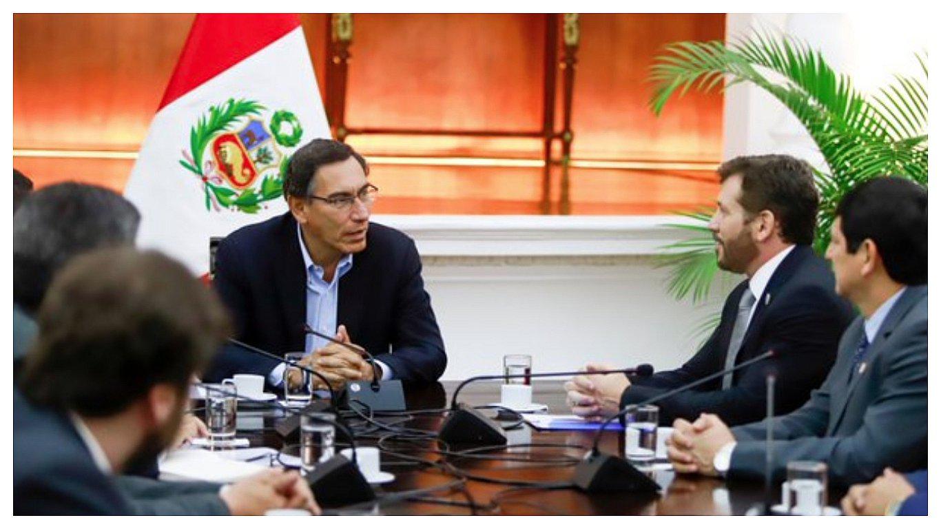 Martín Vizcarra y el presidente de la Conmebol se reunieron por temas de la Copa Libertadores 