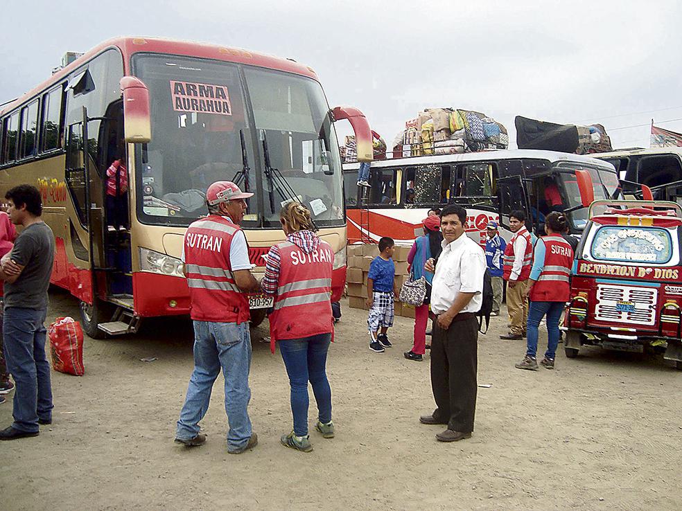 SUTRAN y Policía sancionan a choferes infractores en Chincha