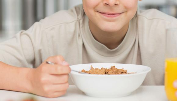 Especialistas señalan que es perjudicial comer cereales envasados en el desayuno
