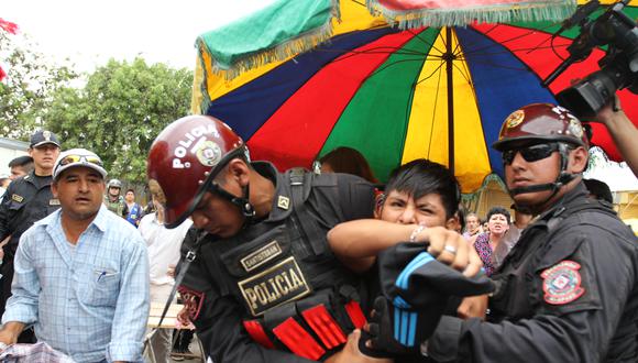 Ambulantes se enfrentaron a policías en Chiclayo (Video)