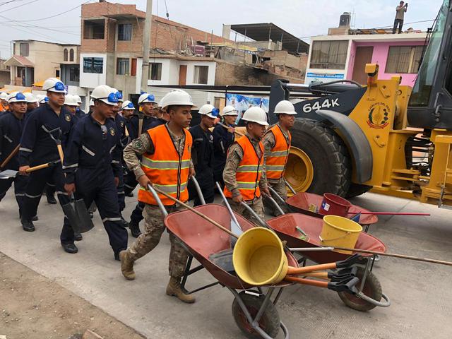El general César Astudillo, jefe del Comando Conjunto de las Fuerzas Armadas, informó que los trabajos de demolición de dos inmuebles finalizará hoy. (Foto: Ejército del Perú)