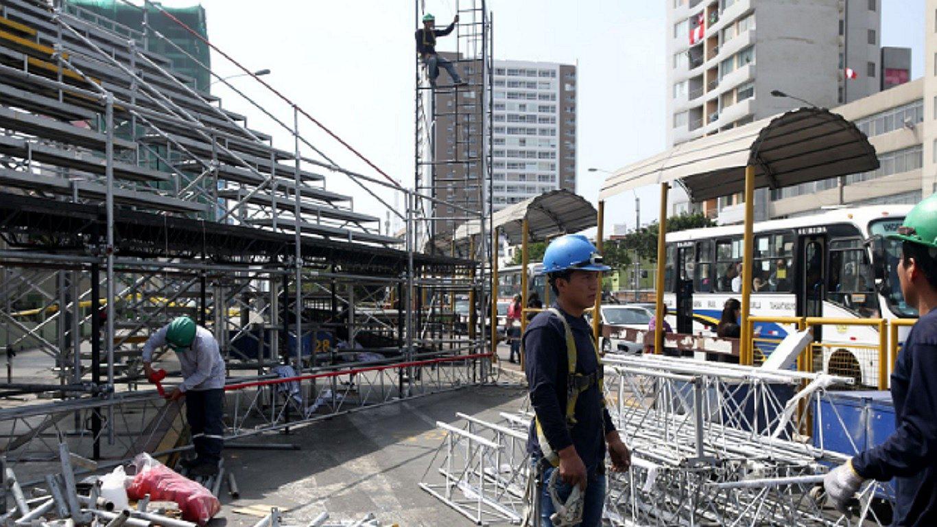 Inició el armado de graderias en avenida Brasil para el desfile militar