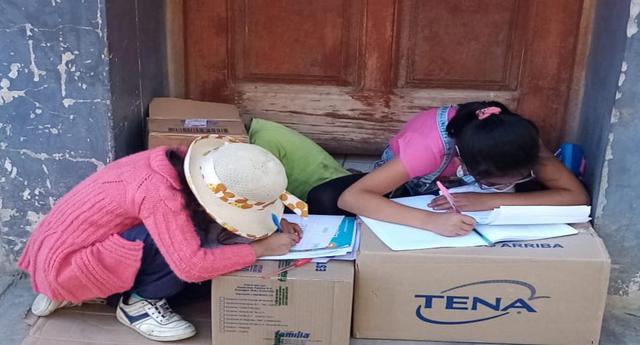 Cajamarca: Dos hermanitas que acompañan a su madre a trabajar son captadas haciendo sus tareas escolares en la calle; mientras su progenitora vende productos como ambulante.