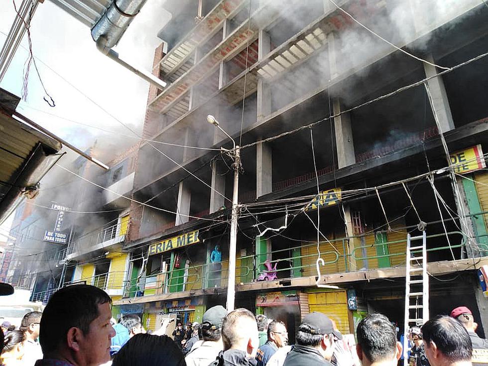 Incendio en galería Polvos Azules de Huánuco y bomberos intentan controlarlo (VIDEOS)