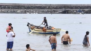 Veraneantes se refrescan en playas en feriado por Año Nuevo (FOTOS)