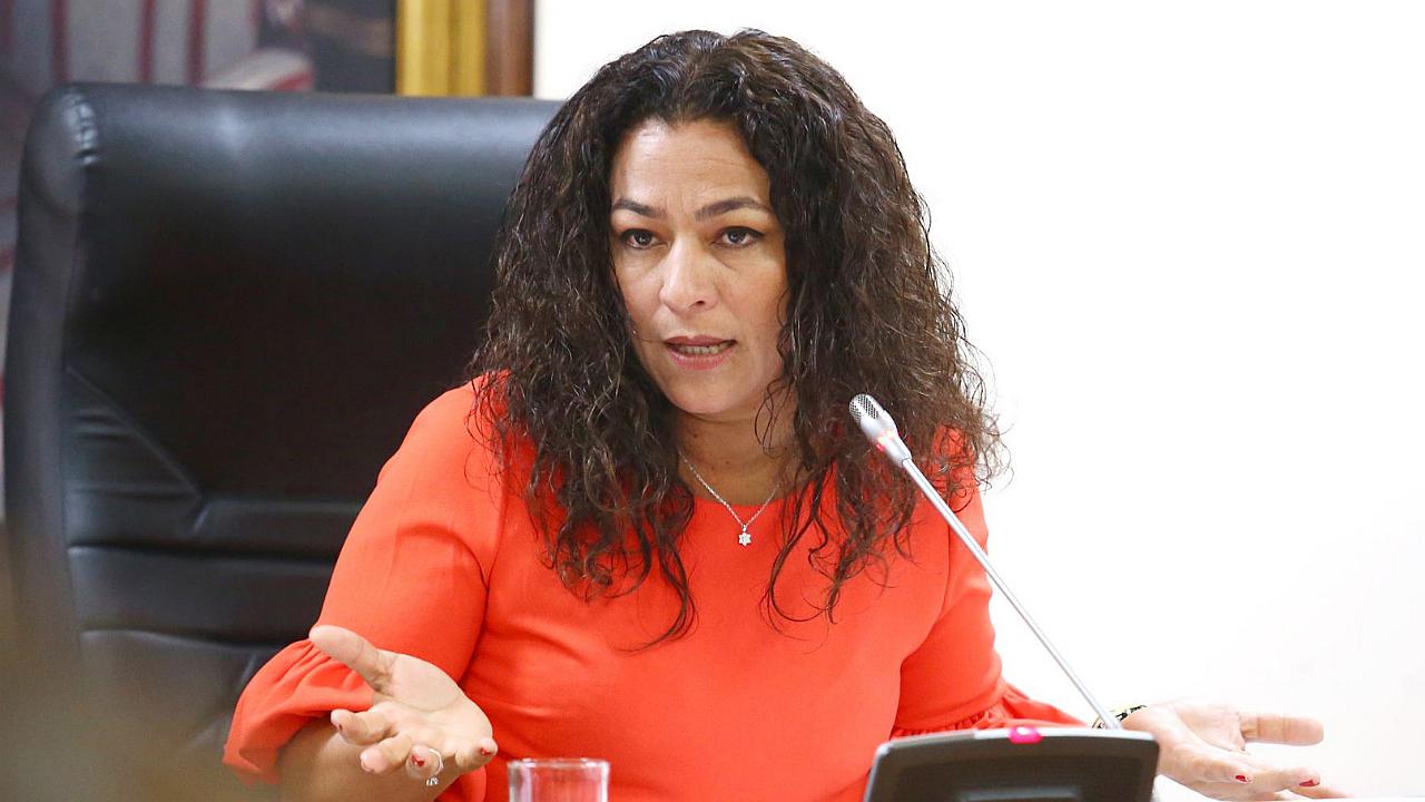 Cecilia Chacón afirma que necesita lentes tras confundir bandera de Austria con la peruana