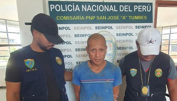Los agentes de la comisaría de San José intervienen a  Hjari Yordan Chunga Otero, quien fue trasladado a la sede de la Policía Judicial