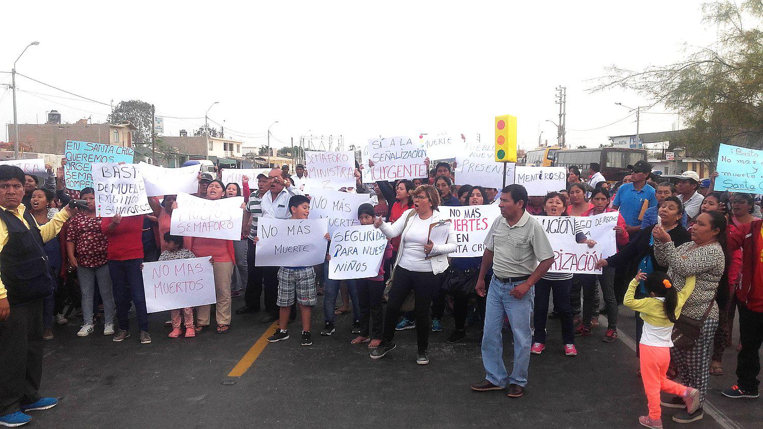 Pobladores bloquean la carretera Panamericana Sur por constantes accidentes