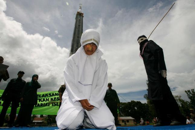 Indonesia: Hasta 100 latigazos por mantener relaciones homosexuales