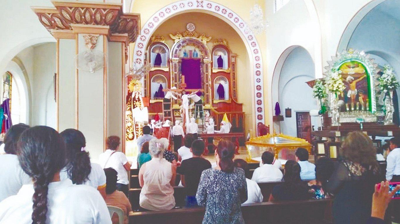 Feligreses participan por Semana Santa en la ciudad de Tumbes