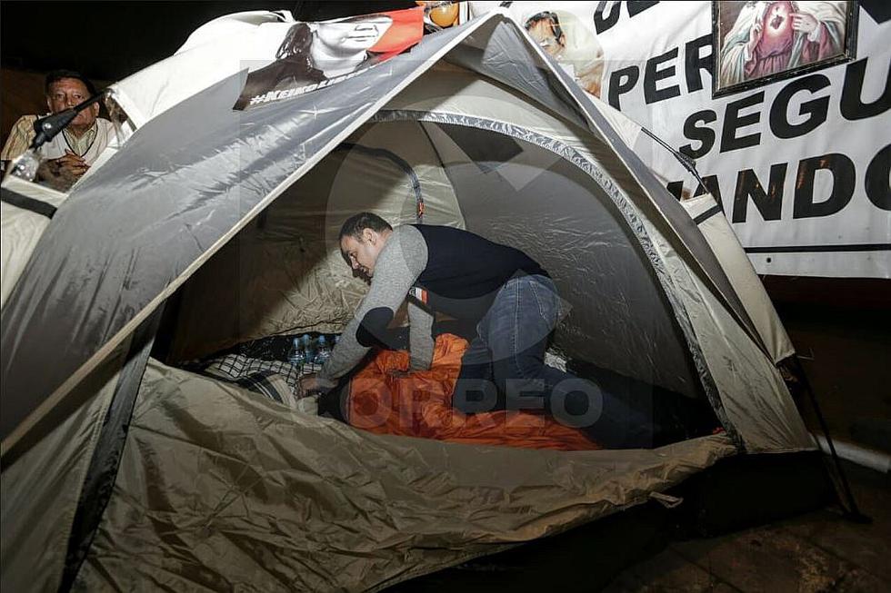 Mark Vito, esposo de Keiko Fujimori, pasó su primera noche en huelga de hambre (VIDEO y FOTOS)