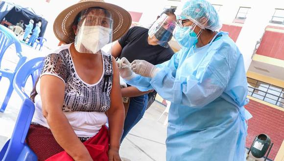 La jefa de inmunizaciones del Ministerio de Salud (Minsa), Gabriela Jiménez, en declaraciones al diario La República, adelantó que la inmunización del grupo de 60 a 62 años lo hará entre el martes 8 y el domingo 13 de junio.