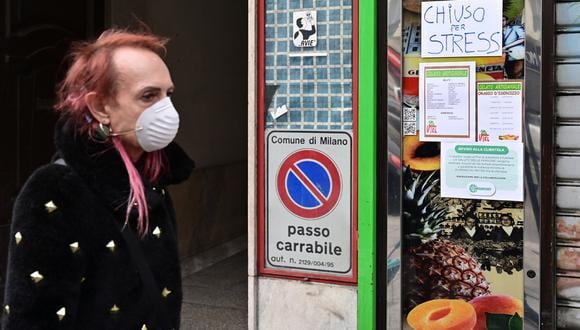 Una mujer usa una máscara respiratoria como parte de las medidas de precaución contra la propagación del nuevo coronavirus COVID-19, en el centro de Milán. (Foto: AFP/Miguel Medina)