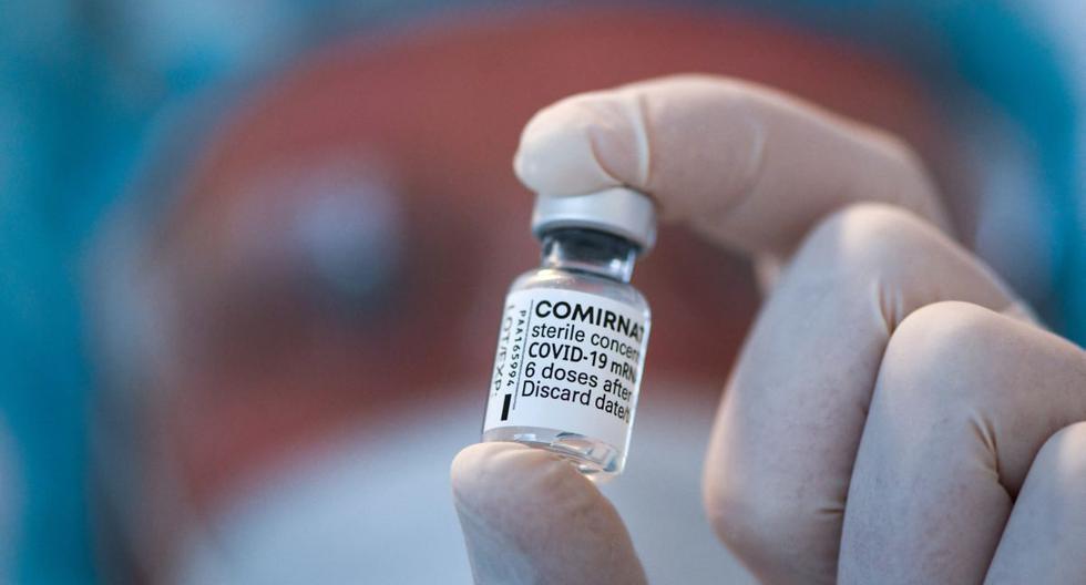 Un doctor sostiene un frasco con la vacuna BioNTech/Pfizer contra el COVID-19. (Foto de INA FASSBENDER / AFP).