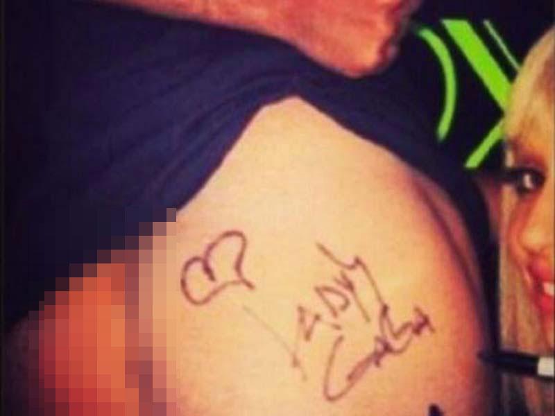 Lady Gaga le firmó el trasero a su novio 