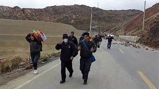 Bloqueo en Carretera Central: Pasajeros caminan cuatro kilómetros para hacer transbordo (FOTOS)