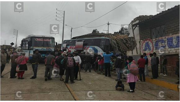 ​Bus de Warivilca choca contra pared  de vivienda y deja a cuatro personas heridas