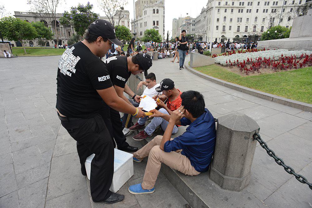 Mauricio Diez Canseco regala marcianos a cambio de firmas que respalden su candidatura presidencial 