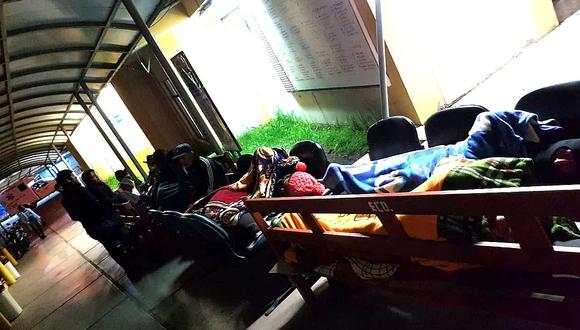 Usuarios del hospital regional duermen en pasadizos para un cupo