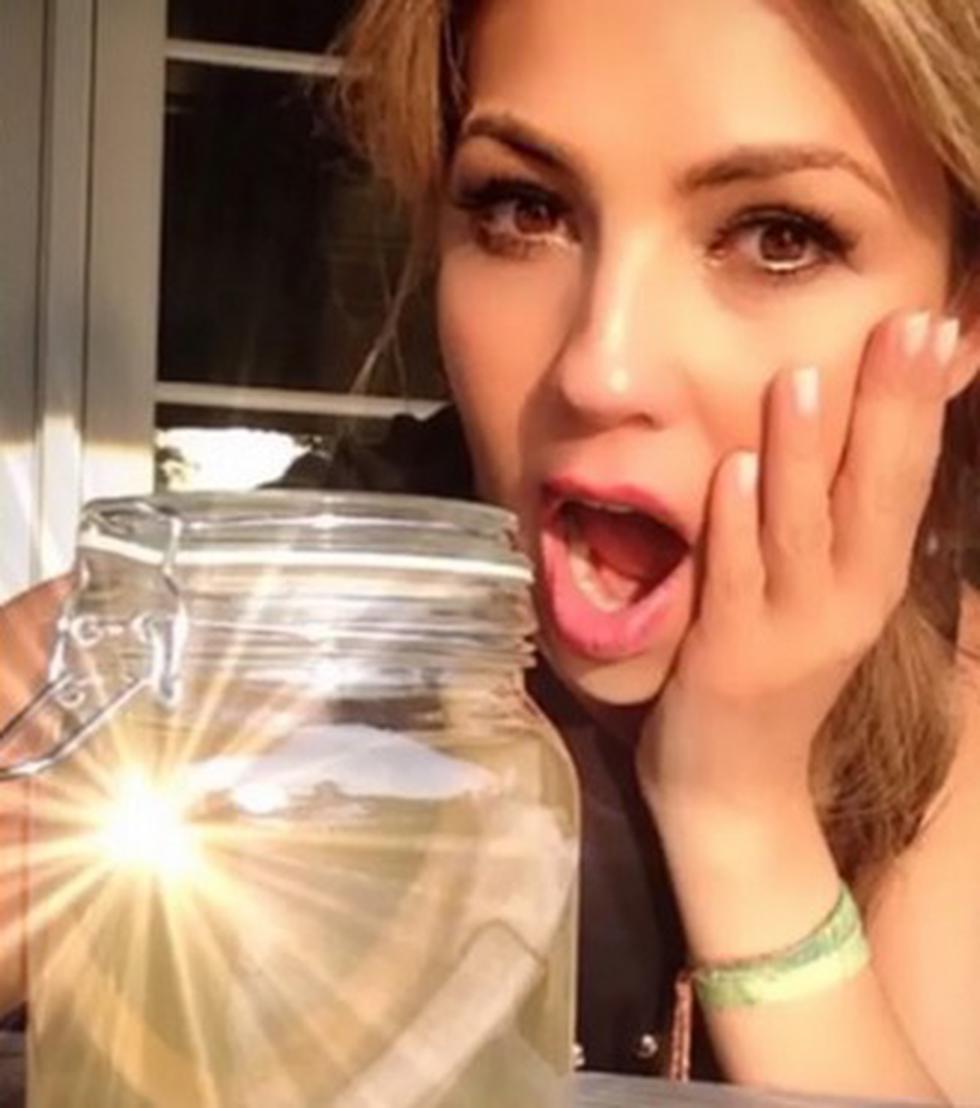 Thalía muestra las costillas que se sacó (FOTOS)