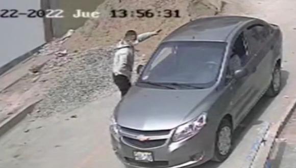 Un taxista sufrió el robo de su auto en Los Olivos. La unidad recién la había comprado. (Captura: América Noticias)
