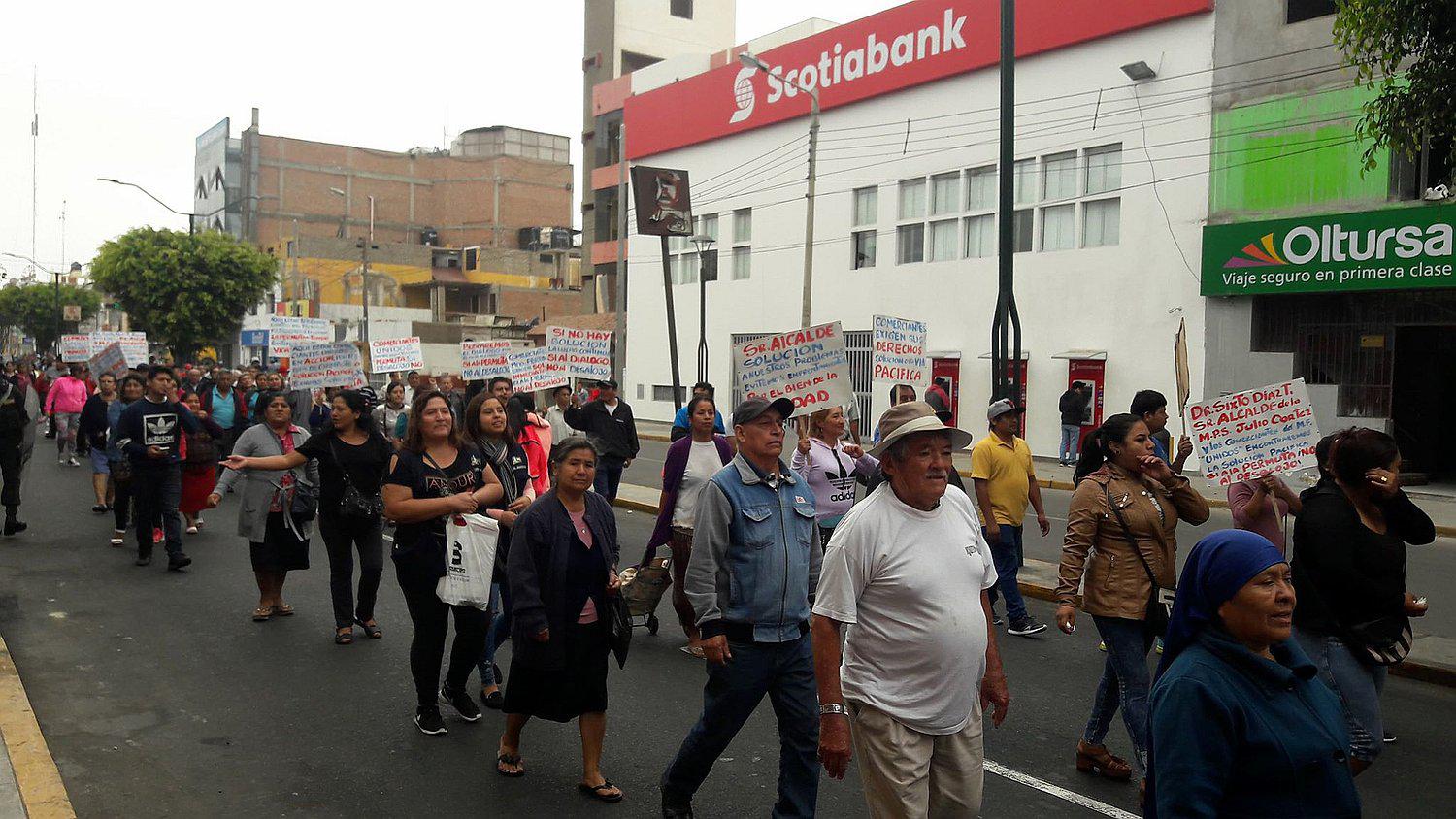 Comerciantes de mercado Ferrocarril marchan contra desalojo