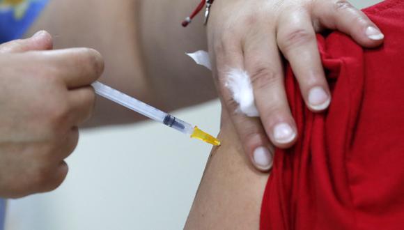 Una persona recibe una dosis de la vacuna Pfizer-BioNTech contra la enfermedad COVID-19 en un centro de vacunación en Santiago, el 10 de enero de 2022. (Foto: Javier TORRES / AFP)