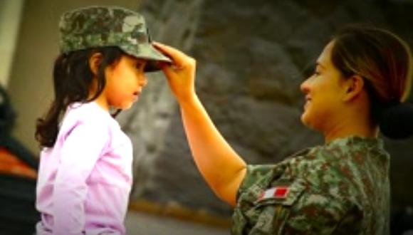 Rinden homenaje a madres de Fuerzas Armadas por su día