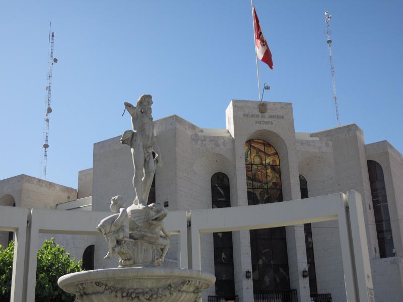 Indeseables atacan monumento de la Plaza España