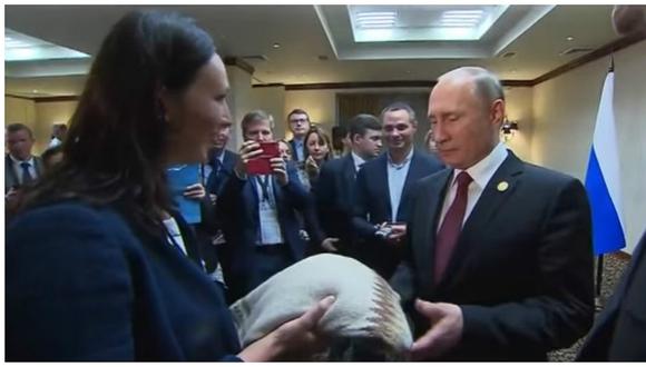 Vladimir Putin recibió chompa de empresaria peruana en APEC (VIDEO)