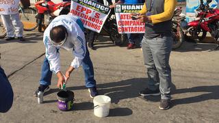 Trabajadores de EsSalud lavaron mascarillas en señal de protesta en Huánuco