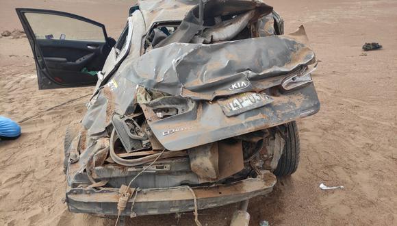 Auto Kia quedó con serios daños luego de dar varias vueltas de campana. (Foto: Difusión)