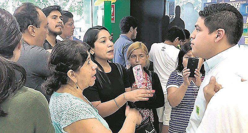 Arman escándalo y acorralan a vendedor por álbum Panini en Jesús María (VIDEO)