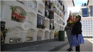 Familias dejan por anticipado sus flores a difuntos en cementerio de Huancayo