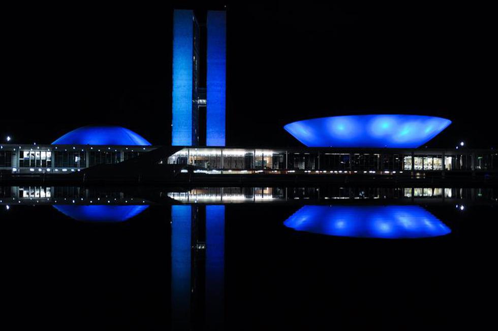 (FOTOS) Edificios de Brasilia sorprenden de azul en Día Mundial del Agua