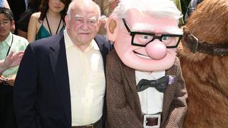 Muere Ed Asner, actor de la serie “Cobra Kai” y voz de Carl Fredricksen de la película “Up”