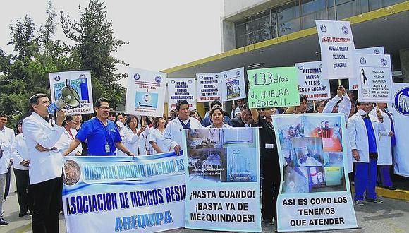 Cientos de pacientes se quedan sin atención por huelga de médicos