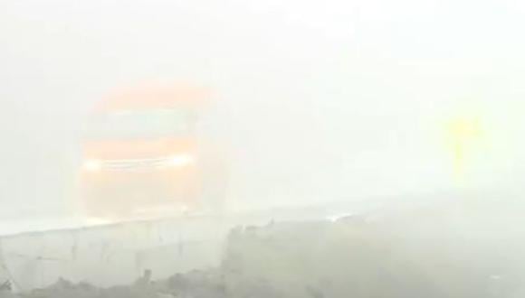 Vecinos de la octava zona de Collique en Comas advierten sobre escasa visibilidad en Pasamayito en época de invierno debido a densa neblina. (Foto: Captura América Noticias)